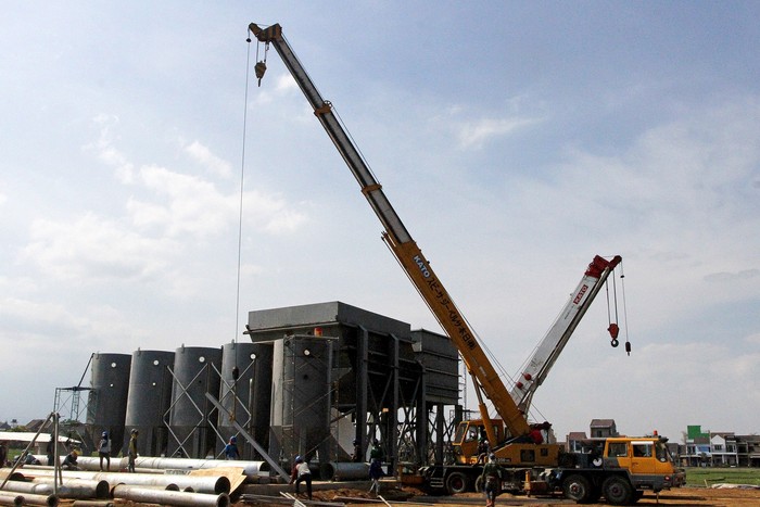 Pekerja menyambungkan pipa besi pada proyek instalasi pengolahan air minum atau Water Treatment Plant (WTP) di Pandanwangi, Malang, Jawa Timur, Jumat (8/9/2023). Proyek kerjasama tiga pihak yakni Pemkot Malang, Perum Jasa Tirta I dan Perumda Tugu Tirta dengan nilai investasi sebesar Rp74 miliar tersebut memanfaatkan air sungai Bango untuk diolah menjadi air minum dengan kapasitas sebesar 200 lps (liter per second) serta ditargetkan rampung pada akhir tahun 2023. ANTARA FOTO/Ari Bowo Sucipto/nym.