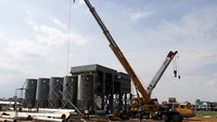 Pekerja memasang tiang kompartemen dengan menggunakan alat berat pada proyek instalasi pengolahan air minum atau Water Treatment Plant (WTP) di Pandanwangi, Malang, Jawa Timur, Jumat (8/9/2023).  