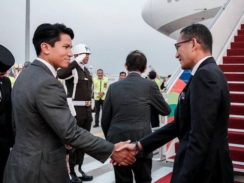 Menteri Kemenparekraf/Baparekraf, Sandiaga Salahuddin Uno saat mengantar Pangeran Abdul Mateen usai menghadiri serangkaian acara KTT ASEAN ke - 43. (Instagram @sandiuno)