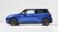 Selain itu, Mini Cooper Electric 2024 juga tetap konsisten dengan desain atap mengambang alias floating roof, juga kaca samping belakang dan kaca bagasi berwarna hitam. Tapi kalau diperhatikan lebih teliti, ada ubahan desain di bagian grille, kemudian desain velg, juga door handle-nya. Foto: Dok. Mini
