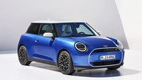 Dikutip dari Car Magazine, desain Mini Cooper Electric 2024 tak banyak berubah dari versi pendahulunya. Nuansa klasik tetap hadir di mobil ini, dengan desain lampu depan membulat dilengkapi lingkar DRL LED. Pun masih konsisten dengan desain warna dual tone. Foto: Dok. Mini