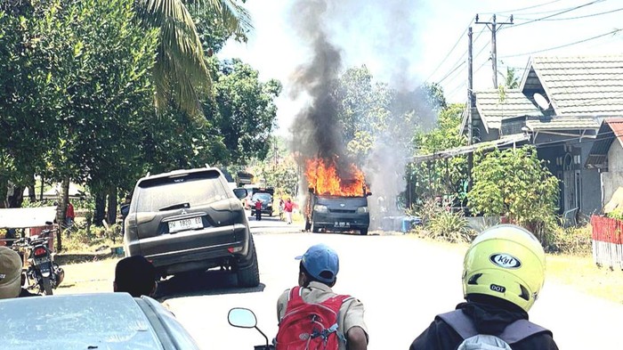 Mobil pikap angkut solar terbakar di Bone.