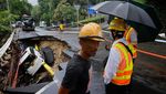 Mobil Terperosok Akibat Longsor di Hong Kong