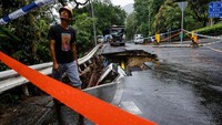 Seperti diketahui, curah hujan tinggi yang memecahkan rekor dalam nyaris 140 tahun terakhir membuat sebagian besar wilayah Hong Kong lumpuh pada Jumat (8/9) waktu setempat. Hujan lebat itu memicu banjir bandang hingga tanah longsor.