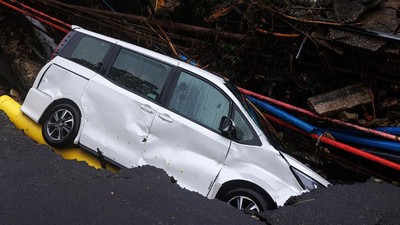 Mobil Terperosok Akibat Longsor di Hong Kong