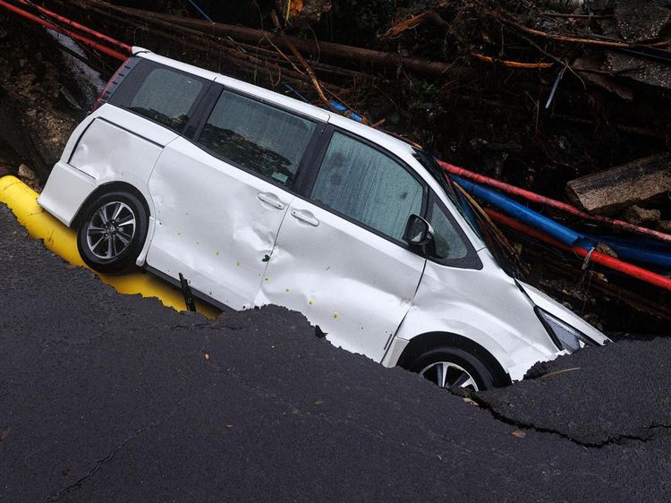 Mobil Terperosok Akibat Longsor di Hong Kong