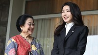 Megawati mengatakan Ibu Negara Korsel sangat puas atas kunjungannnya ke Istana Batu Tulis. Bahkan mereka berdua berpose berdiri di depan lukisan Bung Karno. Kalau saat tiba, mereka duduk. Saat akan pulang, pose mereka sambil berdiri. Pukul 19.20 WIB, Megawati melepas Ibu Negara Korsel.  