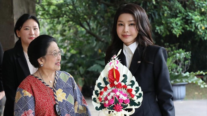 Presiden ke-5 RI Megawati Soekarnoputri menyambut kedatangan Ibu Negara Korea Selatan (Korsel) Kim Keon Hee di Istana Batu Tulis, Bogor, Kamis (7/9/2023).