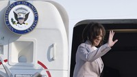 Harris sempat melambai saat hendak masuk ke Air Force Two. Harris memulai kunjungannya ke Jakarta, Indonesia pada Selasa (5/9/2023) lalu.