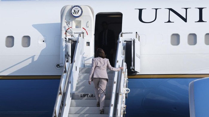 Momen Wapres AS Kamala Harris Tinggalkan Indonesia U.S. Vice President Kamala Harris waves as she boards Air Force Two to leave after attending the Association of Southeast Asian Nations (ASEAN) Summit, at Soekarno-Hatta International Airport in Tangerang, Indonesia Thursday, Sept. 7, 2023. (Yasuyoshi Chiba/Pool Photo via AP)