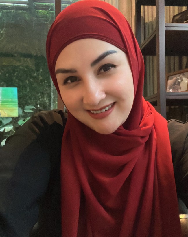 Ada pula momen ketika Mona Ratuliu memakai pashmina merah marun yang cantik kontras dengan warna kulit putihnya. Lagi-lagi ia lebih senang mengenakan hijab polos. Foto: Instagram @monaratuliu