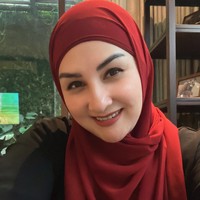 Ada pula momen ketika Mona Ratuliu memakai pashmina merah marun yang cantik kontras dengan warna kulit putihnya. Lagi-lagi ia lebih senang mengenakan hijab polos. Foto: Instagram @monaratuliu