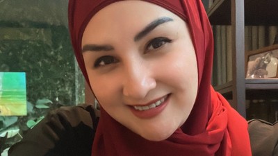 7 Gaya Mona Ratuliu Tampil Berhijab, Makin Cantik di Usia 41