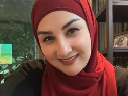7 Gaya Mona Ratuliu Tampil Berhijab, Makin Cantik di Usia 41