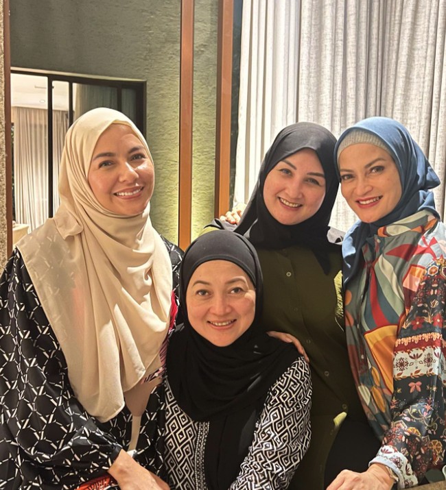 Pada momen lain, Mona Ratuliu berhijab saat menghadiri kajian Islami di rumah kerabatnya. Istri Indra Brasco itu memilih jilbab instan warna hitam yang polos. Foto: Instagram @monaratuliu