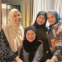 Pada momen lain, Mona Ratuliu berhijab saat menghadiri kajian Islami di rumah kerabatnya. Istri Indra Brasco itu memilih jilbab instan warna hitam yang polos. Foto: Instagram @monaratuliu