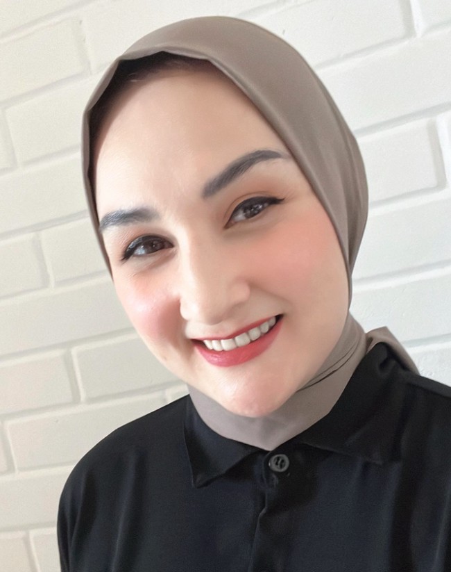 Kemudian ketika Mona Ratuliu menghadiri suatu acara formal yang memilih pashmina instan warna nude dan kemeja hitam. Foto: Instagram @monaratuliu