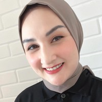Kemudian ketika Mona Ratuliu menghadiri suatu acara formal yang memilih pashmina instan warna nude dan kemeja hitam. Foto: Instagram @monaratuliu
