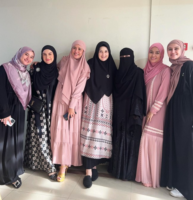 Kali ini Mona Ratuliu terlihat lebih syar’i dengan kerudung hitam menutup dada. Bahkan ia menambahkan rok panjang di balik midi dress-nya. Foto: Instagram @monaratuliu