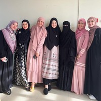 Kali ini Mona Ratuliu terlihat lebih syar’i dengan kerudung hitam menutup dada. Bahkan ia menambahkan rok panjang di balik midi dress-nya. Foto: Instagram @monaratuliu