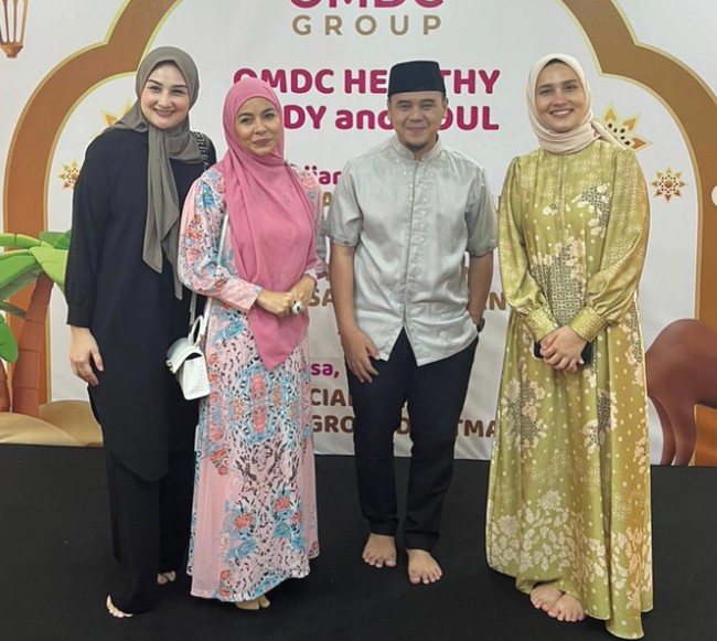 Karena belakangan ini sering berhijab saat menghadiri acara atau kajian, Mona Ratuliu didoakan netizen semoga bisa istiqamah. Foto: Instagram @monaratuliu