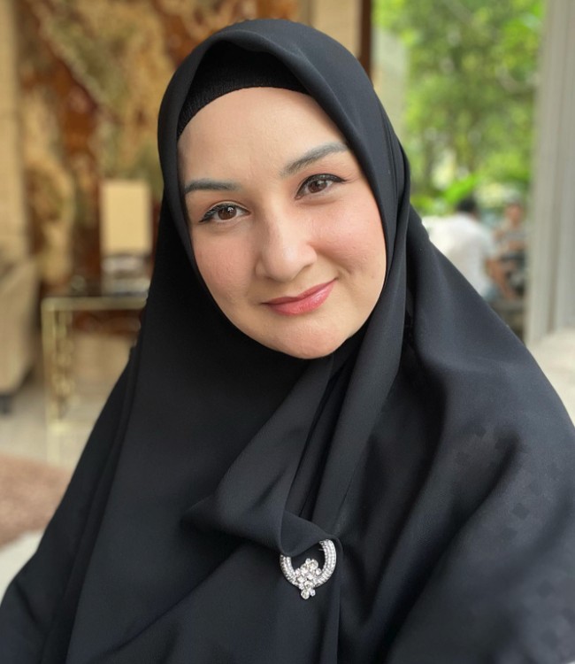 Bahkan kerabat artis juga mendoakannya selalu, seperti komentar Meisya Siregar. “Mashaa Allah Tabarakallah. smg hidayah Allah menjadi Taufik yg senantiasa di jemput dg cinta, whenever u want. Bukan whenever ure ready, bukan krn dukungan org2 yg ada di komen ini, tp cukuplah krn : LILLAHITAALA,” tulis Meisya. Foto: Instagram @monaratuliu