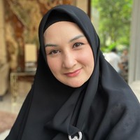 Bahkan kerabat artis juga mendoakannya selalu, seperti komentar Meisya Siregar. “Mashaa Allah Tabarakallah. smg hidayah Allah menjadi Taufik yg senantiasa di jemput dg cinta, whenever u want. Bukan whenever ure ready, bukan krn dukungan org2 yg ada di komen ini, tp cukuplah krn : LILLAHITAALA,” tulis Meisya. Foto: Instagram @monaratuliu
