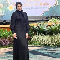 Dalam foto terbarunya, Mona Ratuliu memgenakan setelan dress hitam dengan lengan puff yang dilengkapi jilbab warna senada. Pilihan gaya hijab yang polos dan konvensional membuatnya terlihat elegan. Foto: Instagram @monaratuliu
