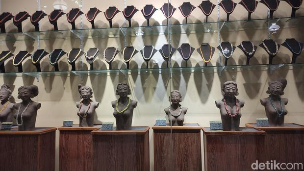 Museum Ganesya Malang dan koleksi bersejarah di dalamnya.