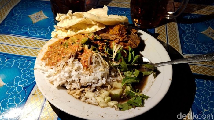 Nasi pecel kuah rawon di Pecel Pucang Moroseneng Surabaya
