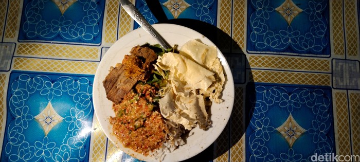 Nasi pecel kuah rawon di Pecel Pucang Moroseneng Surabaya