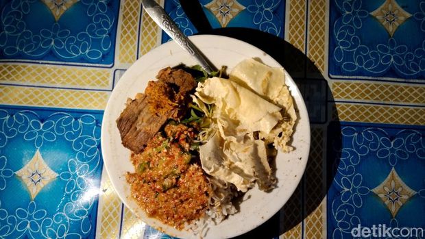 Nasi pecel kuah rawon di Pecel Pucang Moroseneng Surabaya