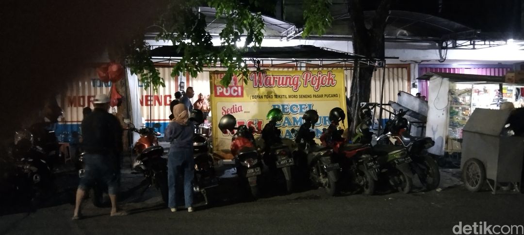 Nasi pecel kuah rawon di Pecel Pucang Moroseneng Surabaya