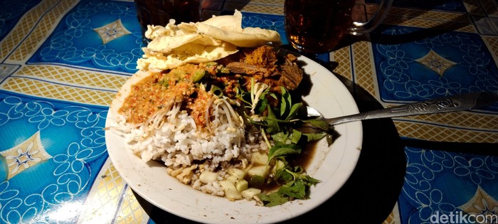 Nasi pecel kuah rawon di Pecel Pucang Moroseneng Surabaya