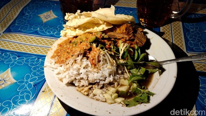 Nasi pecel kuah rawon di Pecel Pucang Moroseneng Surabaya