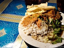 Uniknya Pecel Pucang Moro Seneng, Pecelnya Disiram Kuah Rawon!