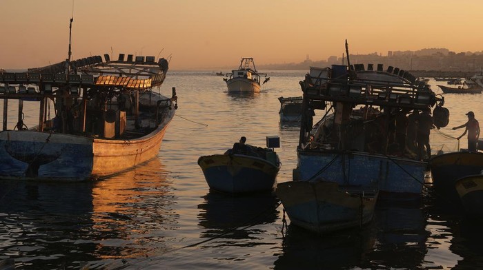 Nelayan Gaza Minta Israel Cabut Larangan Ekspor Palestinian fishermen pull fishing nets into their trawlers at the seaport in Gaza City, Thursday, Sept. 7, 2023. After allegedly uncovering explosives hidden in clothing shipped from Gaza to the West Bank, the Israeli government opted for a punitive response this week, clamping down on all cargo shipments out of Gaza and choking off the territory's already ailing economy. (AP Photo/Adel Hana)