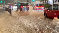Aliran air tampak deras. Meski begitu, para pengendara tetap nekat menerobos banjir tersebut. Instagram @beatedorcas/via Reuters.