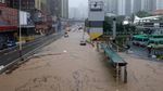 Ngeri! Begini Penampakan Derasnya Arus Banjir di Hong Kong