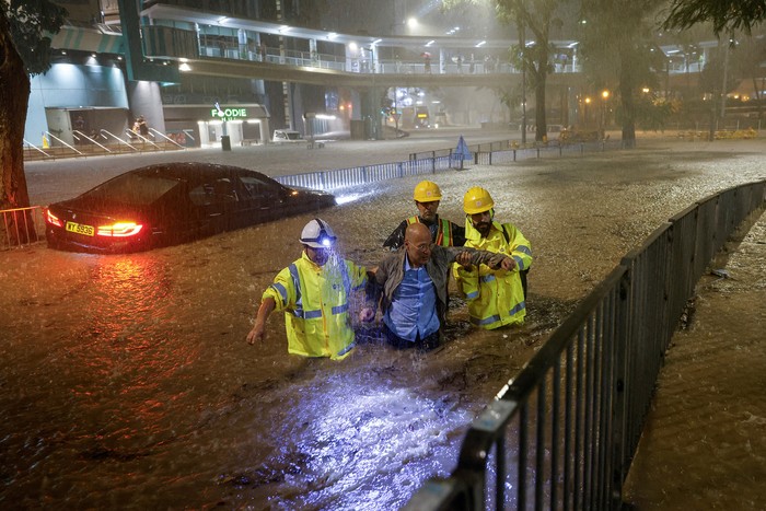 Hujan lebat memicu banjir bandang di sebagian wilayah Hong Kong, Jumat (8/9/2023). Begini penampakan derasnya arus banjir yang menerjang jalanan di Hong Kong.