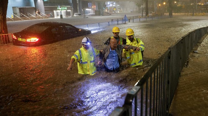 Hujan lebat memicu banjir bandang di sebagian wilayah Hong Kong, Jumat (8/9/2023). Begini penampakan derasnya arus banjir yang menerjang jalanan di Hong Kong.
