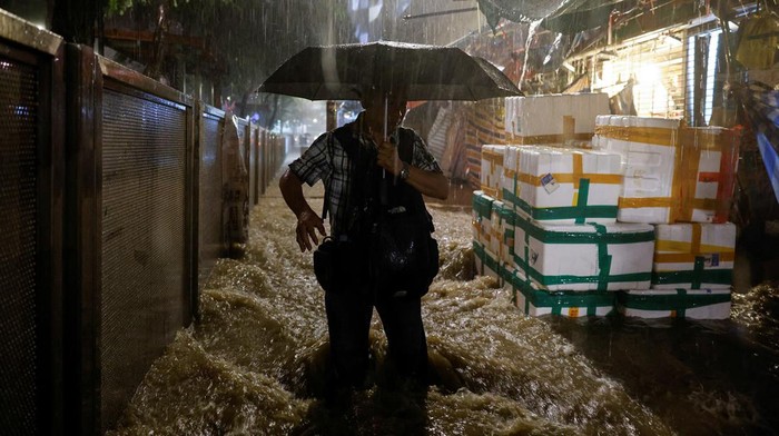 Ngeri! Begini Penampakan Derasnya Aliran Banjir di Hong Kong Hujan lebat memicu banjir bandang di sebagian wilayah Hong Kong, Jumat (8/9/2023). Begini penampakan derasnya arus banjir yang menerjang jalanan di Hong Kong.