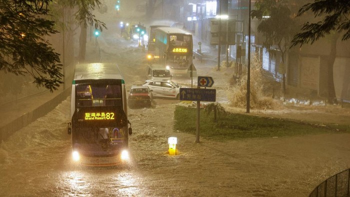 Hujan lebat memicu banjir bandang di sebagian wilayah Hong Kong, Jumat (8/9/2023). Begini penampakan derasnya arus banjir yang menerjang jalanan di Hong Kong.