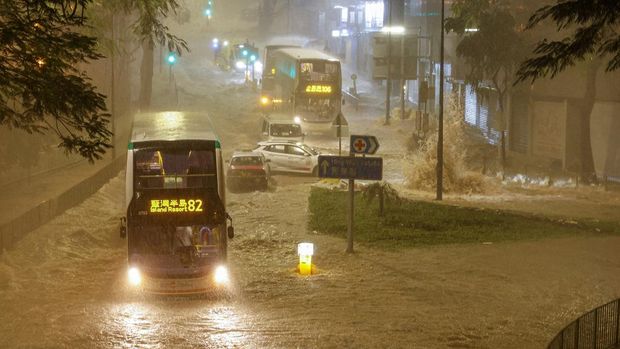 Hujan lebat memicu banjir bandang di sebagian wilayah Hong Kong, Jumat (8/9/2023). Begini penampakan derasnya arus banjir yang menerjang jalanan di Hong Kong.