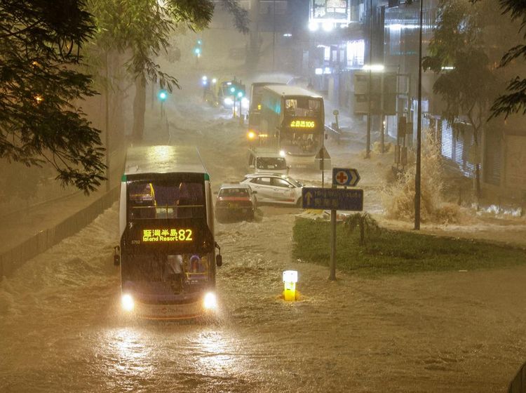 Ngeri! Begini Penampakan Derasnya Arus Banjir di Hong Kong