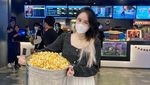 Niat Banget! 10 Aksi Pembeli Borong Popcorn dengan Wadah Jumbo