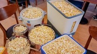 Lihat nih! Kreatif banget ya pembeli dalam memanfaatkan wadah di sekitar mereka. Ada yang bawa aquarium kaca juga tuh.