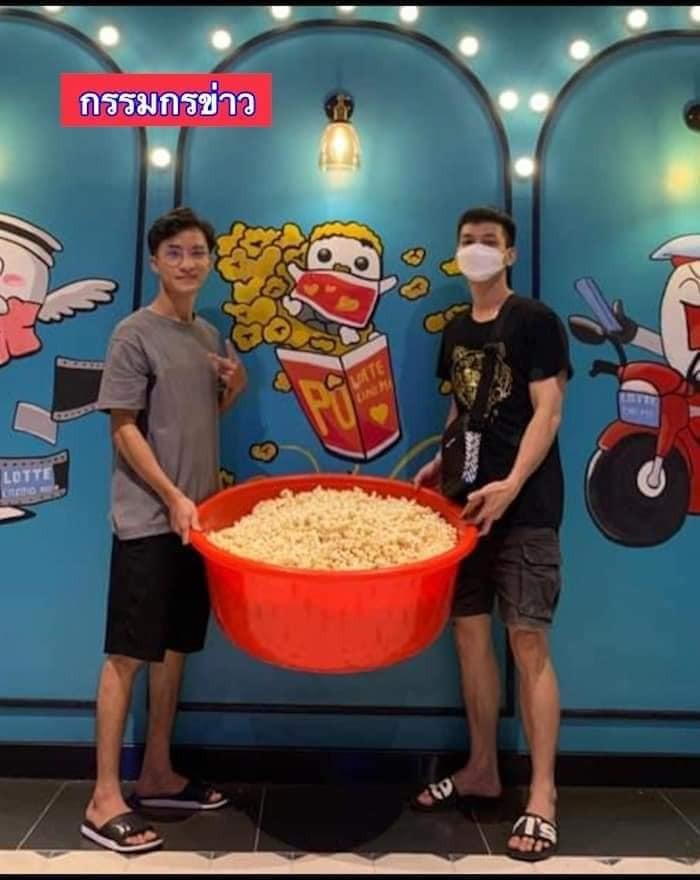 Niat Banget! 10 Aksi Pembeli Borong Popcorn dengan Wadah Jumbo