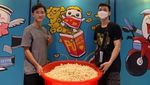 Niat Banget! 10 Aksi Pembeli Borong Popcorn dengan Wadah Jumbo