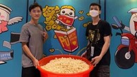 Wah, dua pemuda ini berhasil dapat popcorn seember! Kira-kira bagaimana cara bawa pulangnya ya?